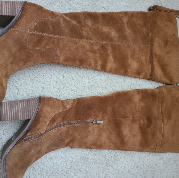 Gorgeous leather knee high boots - Picture 10 of 11